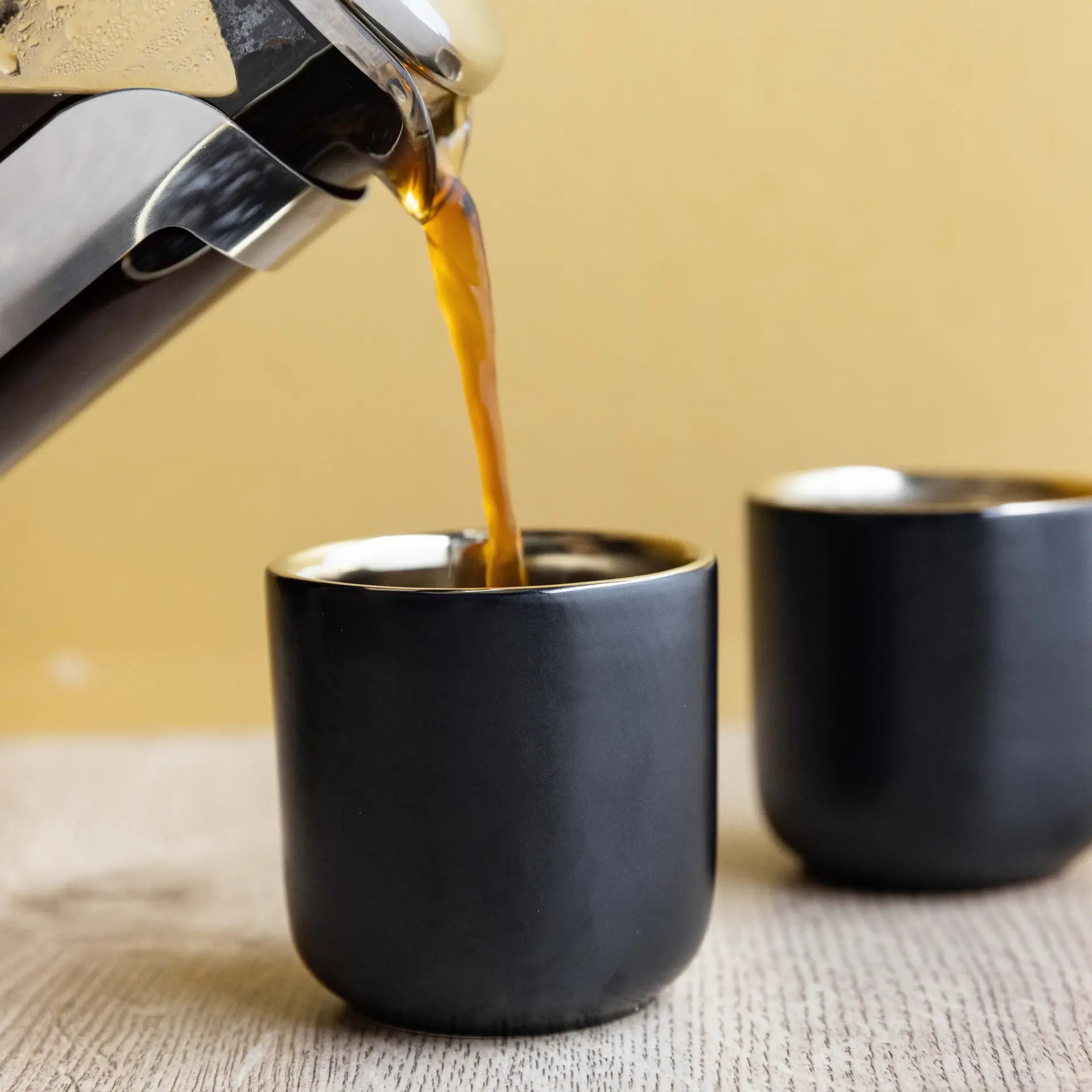 La Cafetière dubbel geïsoleerde espressokopjes, zwart/goud, 70ml, set van 2 kopjes - Afbeelding 3